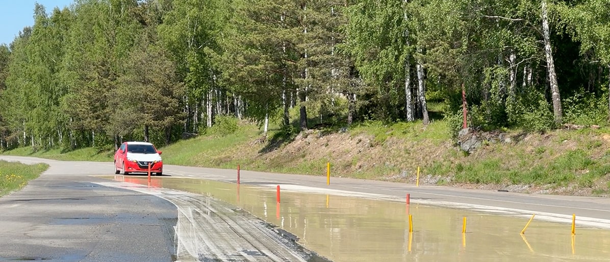 Bil kör på en halkbana under riskutbildning