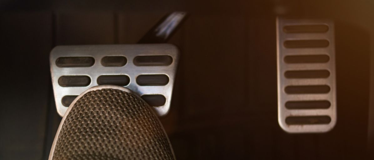 Närbild på bilens pedaler