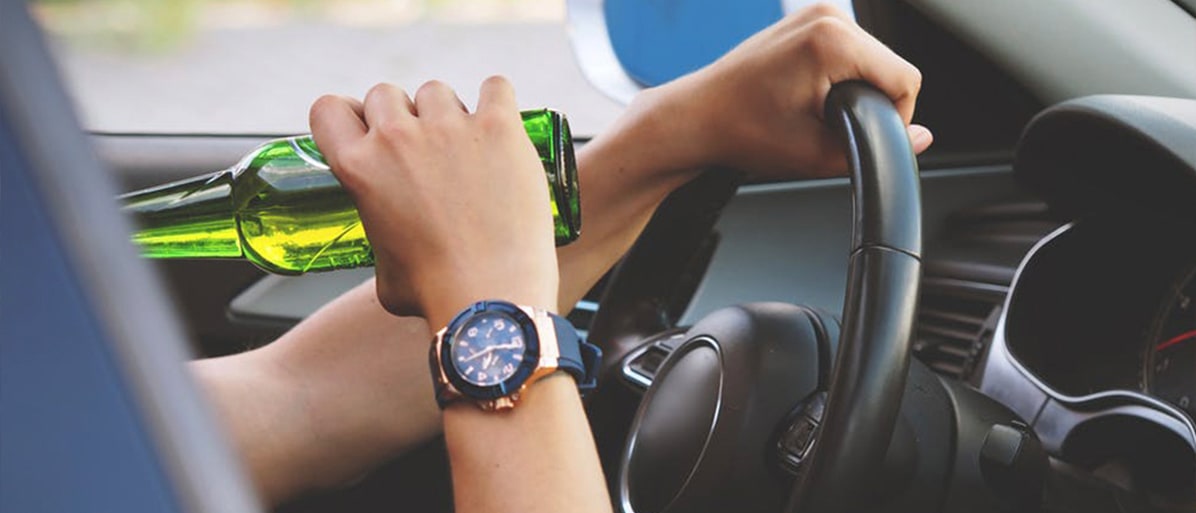 En påverkad man på sofa