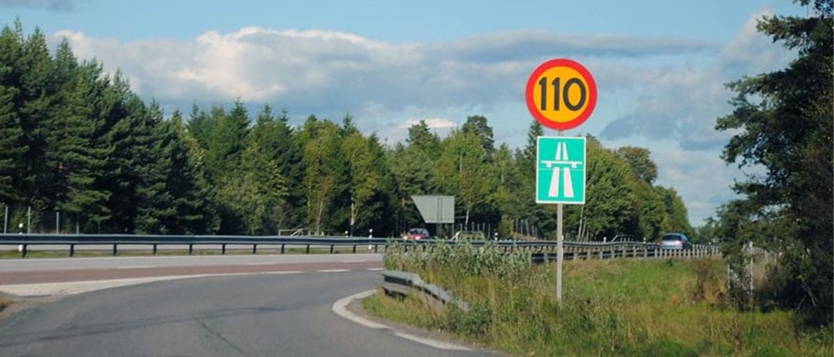 Vägskyltar vid en motorvägspåfart med hastighetsbegränsning 110 km/h och en skylt som visar motorvägsanslutning.