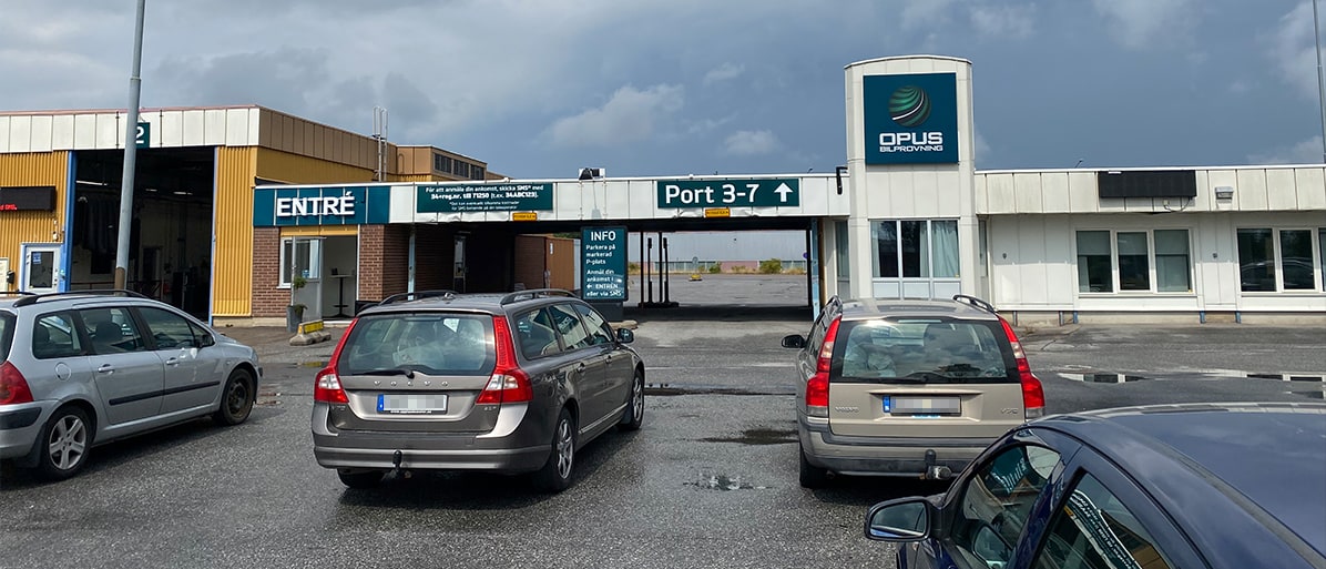 Bilar parkerade utanför Opus besiktning