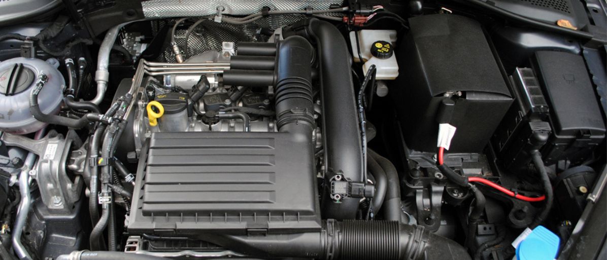 Motorrum i en modern bil med synliga komponenter