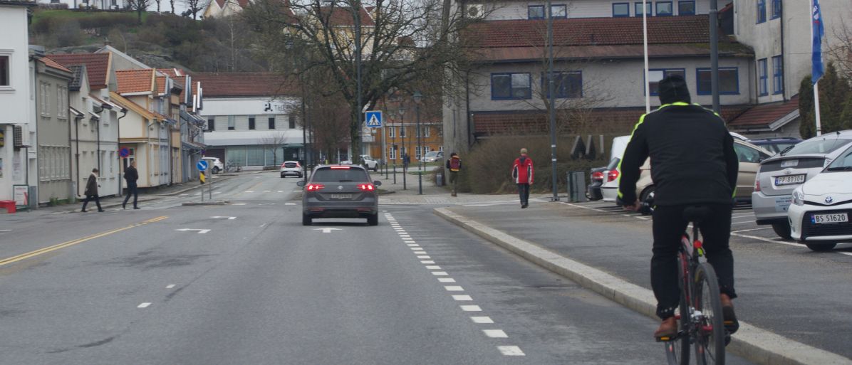 Cyklist i en cykelbana i en stadsmiljö