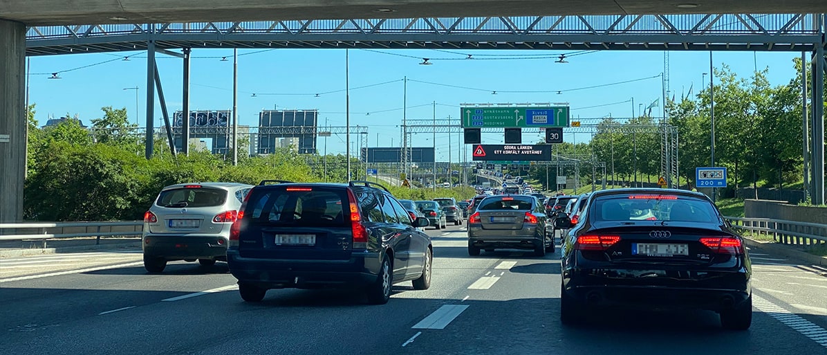 Trafikstockning på en motorväg med flera körfält