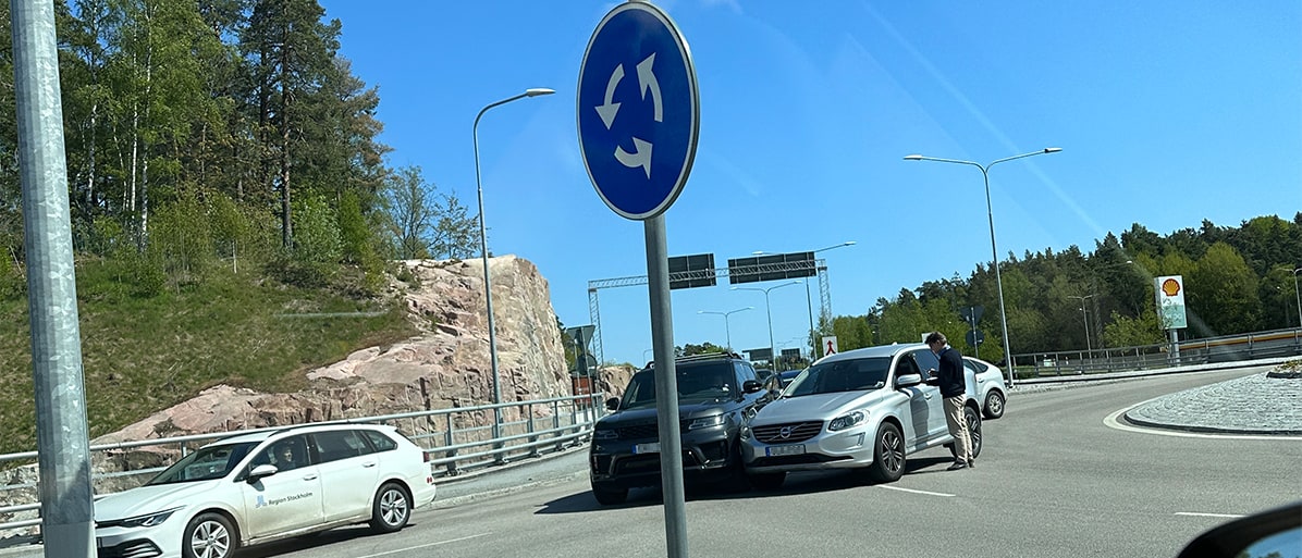 Bilar har krockat i en trafikrondell