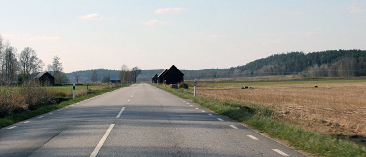 Landsväg som sträcker sig genom ett öppet landskap 