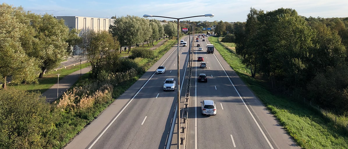 En motortrafikled med flera körfält och passerande bilar