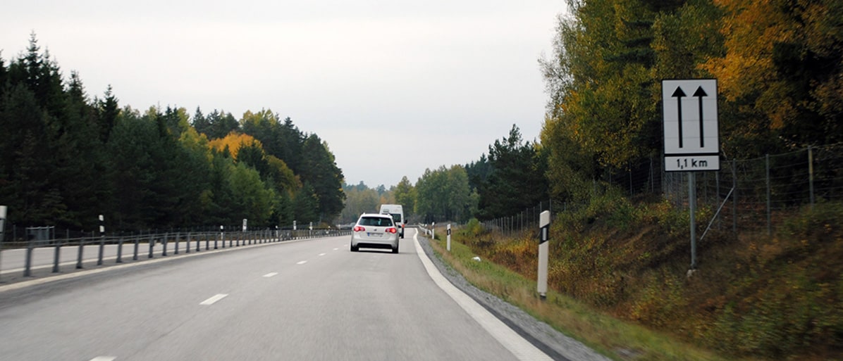 Bil kör på en motortrafikled 