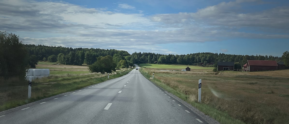 Öppen landsväg som sträcker sig genom ett landskap