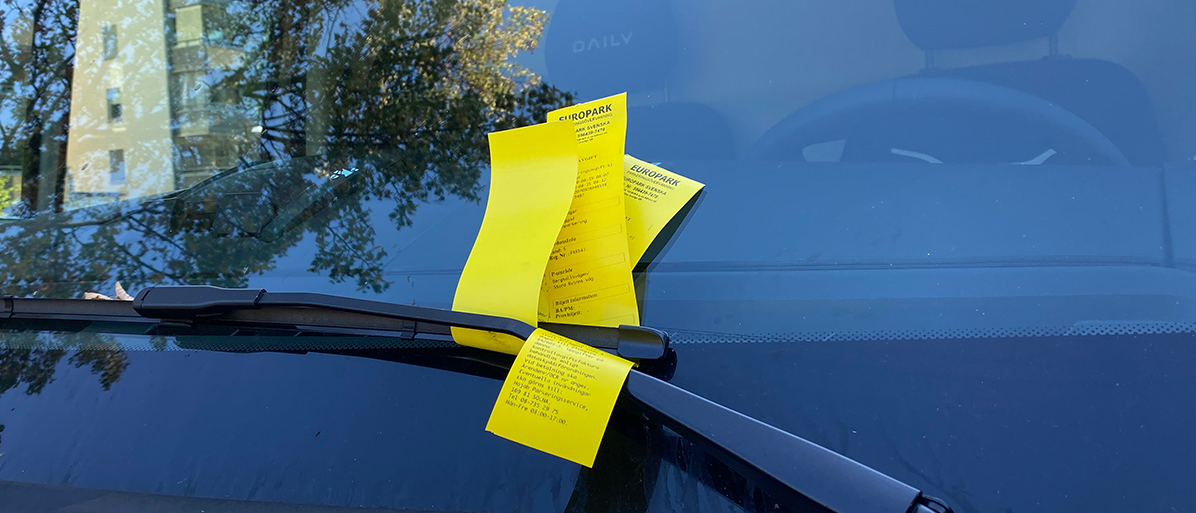 Omkörning av lastbil på en landsväg omgiven av öppna fält