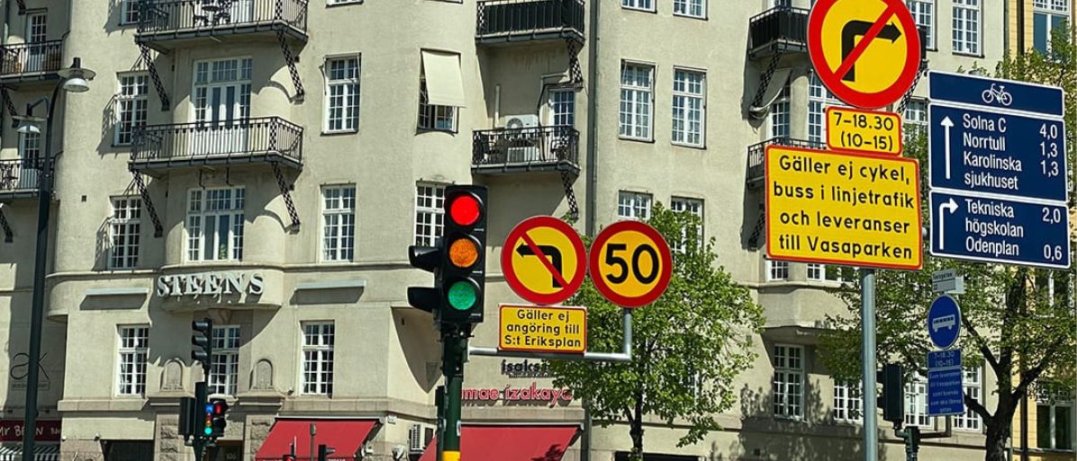 Trafikljus och olika trafikskyltar i en stadsområde.