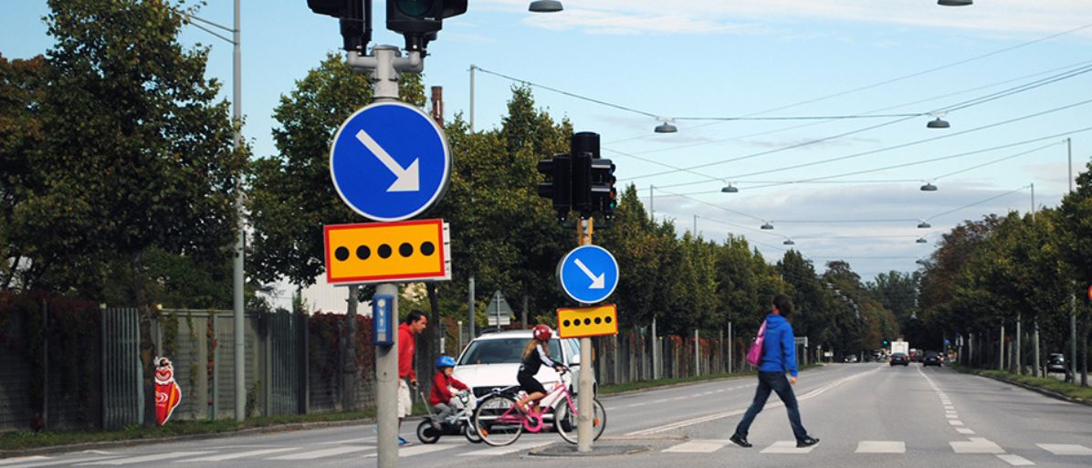 Trafikskyltar som visar svängriktning åt höger