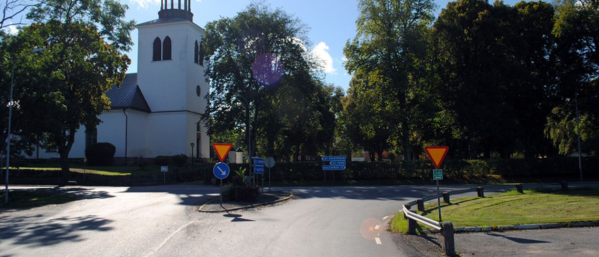 Ett vägkorsning med flera vägmärken.