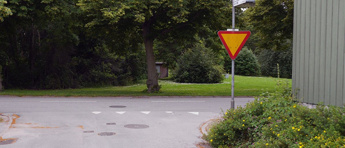 Väjningspliktsskylt vid en korsning