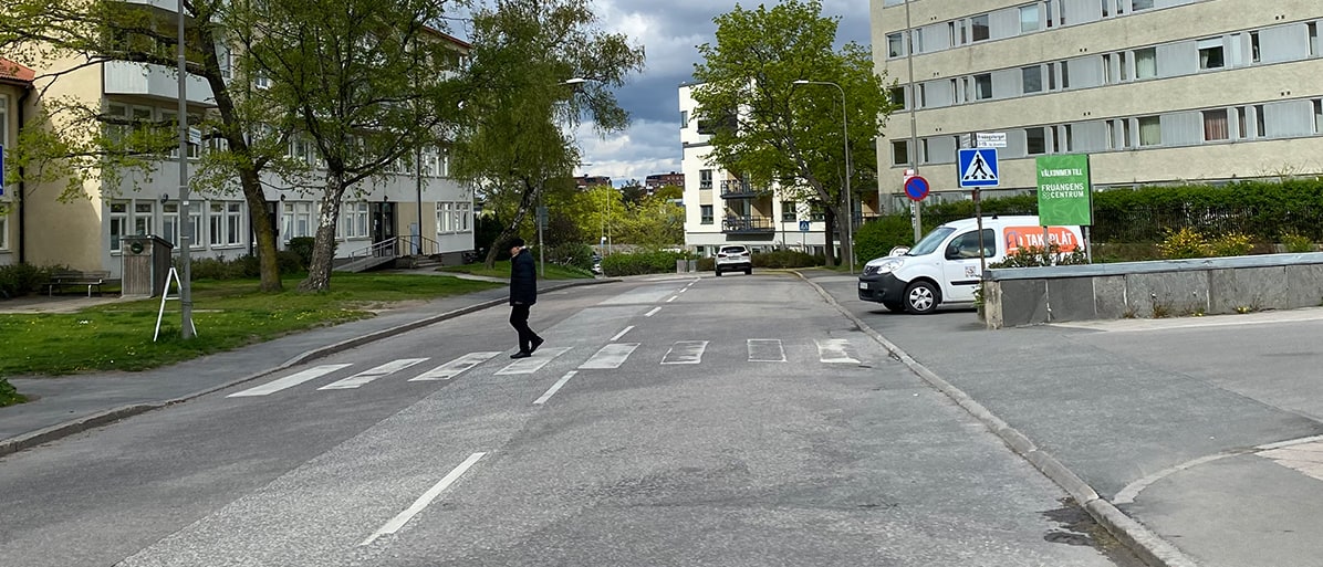 Person korsar vägen vid ett övergångsställe