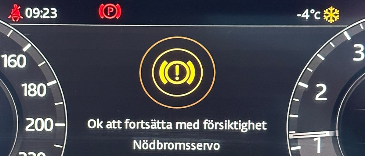 Varningsmeddelande på bilens display