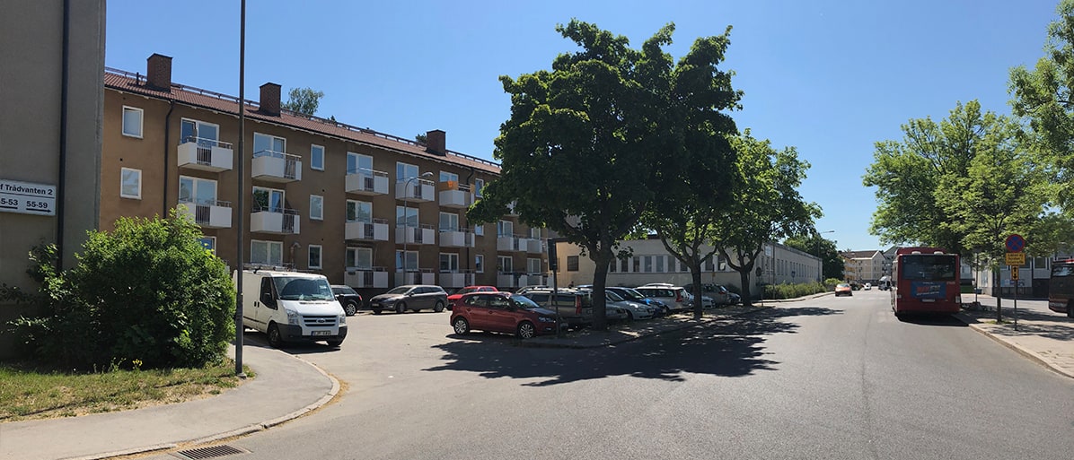 En gata i ett tätbebyggt område med flerfamiljshus