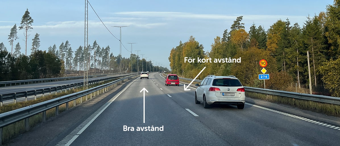 Två bilar på en väg, där en bil följer för nära den andra