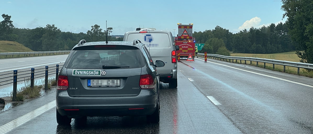 Fordon i kö vid en vägkollision på en motorväg