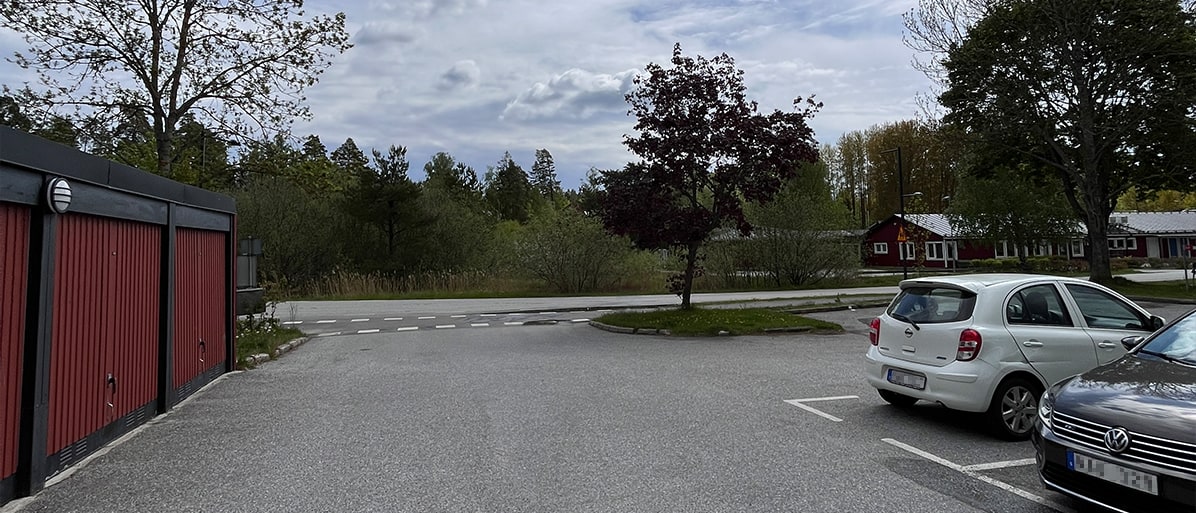 Bild av en vägutfart med vägskyltar som signalerar regler för utfart