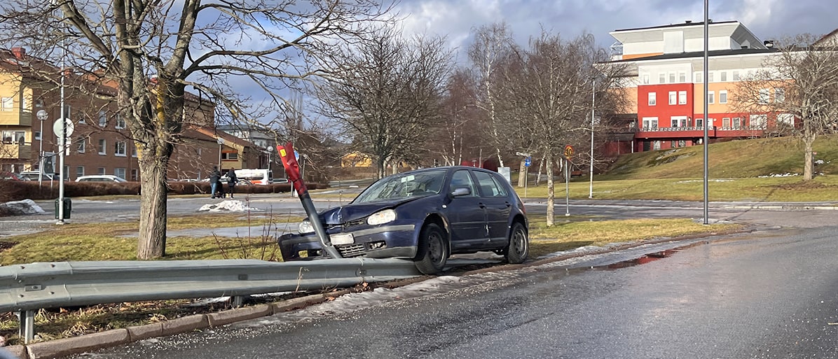 Bil som har kolliderat med en vägbom